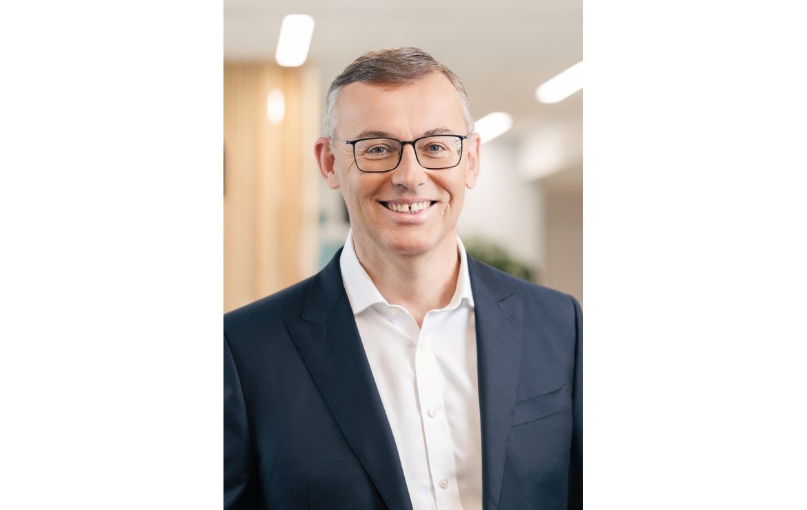 Alain Favey is the new CEO of Peugeot, succeeding Linda Jackson. With experience at PSA and Volkswagen, he will lead the brand’s growth and electrification strategy.