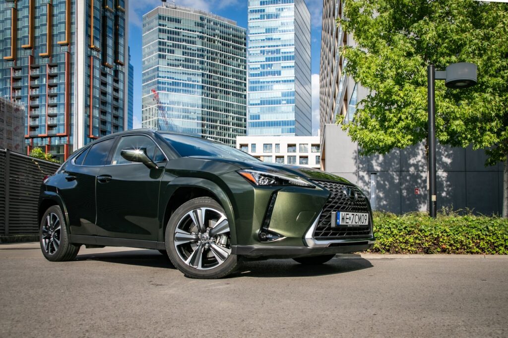 Lexus offers final 2024 models at reduced prices with savings up to PLN 100,000 on hybrid, plug-in hybrid, and electric vehicles—limited availability at dealerships.