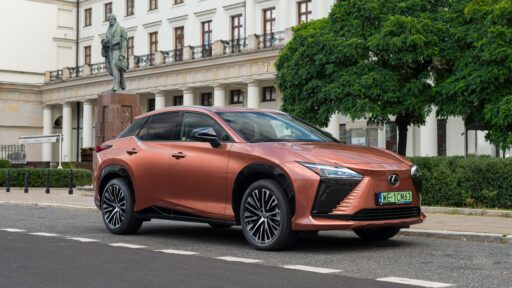 Lexus offers final 2024 models at reduced prices with savings up to PLN 100,000 on hybrid, plug-in hybrid, and electric vehicles—limited availability at dealerships.