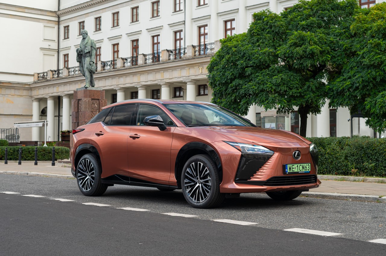 Lexus offers final 2024 models at reduced prices with savings up to PLN 100,000 on hybrid, plug-in hybrid, and electric vehicles—limited availability at dealerships.