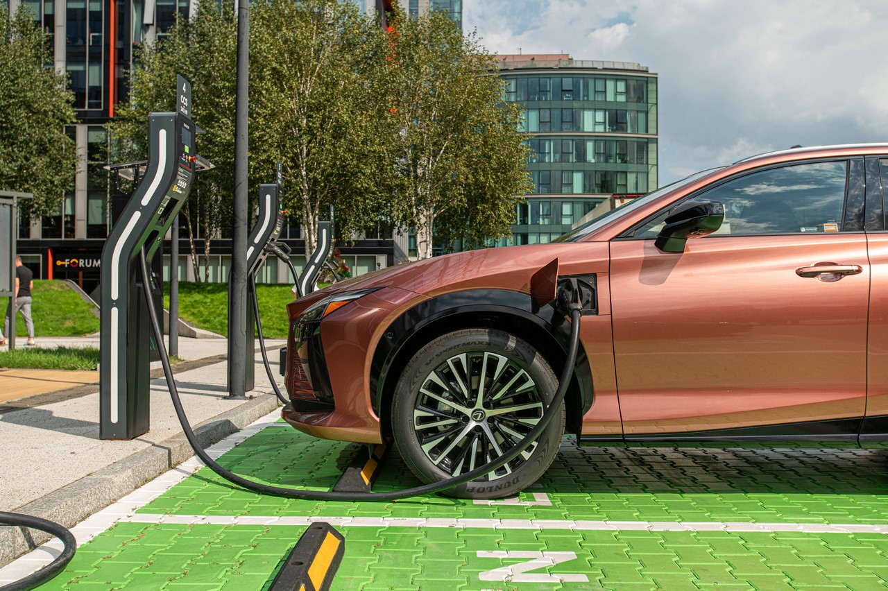 Lexus Charging Network now offers access to over 7,500 charging points in Poland and 860,000 across Europe, with seamless app integration and flexible tariff plans.