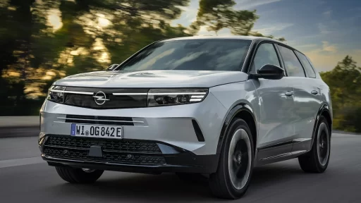 The Opel Grandland Plug-in Hybrid proves its efficiency with a 1,115 km range, 380 km in electric mode, and advanced features for commuters and fleet drivers.