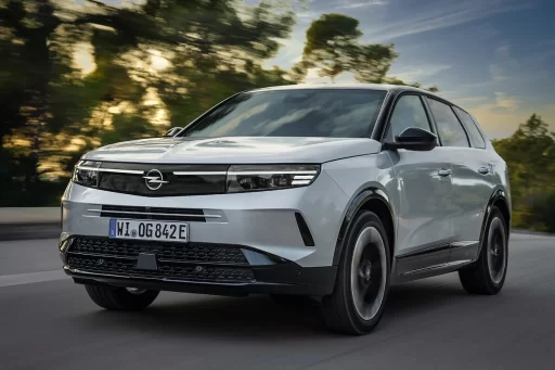 The Opel Grandland Plug-in Hybrid proves its efficiency with a 1,115 km range, 380 km in electric mode, and advanced features for commuters and fleet drivers.