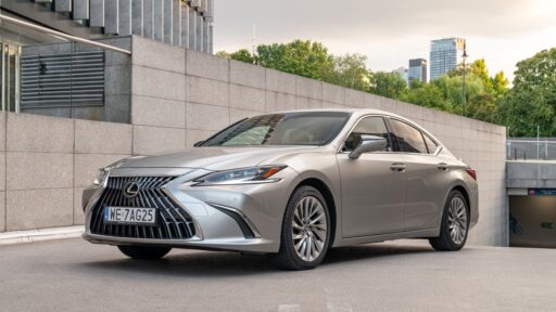 Lexus ES Final Edition debuts with a hybrid powertrain, premium features, and an exclusive KINTO One lease offer starting at PLN 1,190 net per month for businesses.