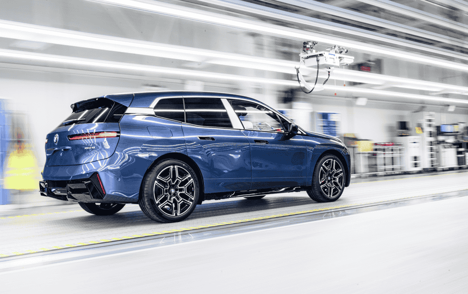 BMW begins production of the updated iX in Dingolfing, featuring 25% more power, a 701 km range, and new M Sport packages, reinforcing its leadership in electric mobility.