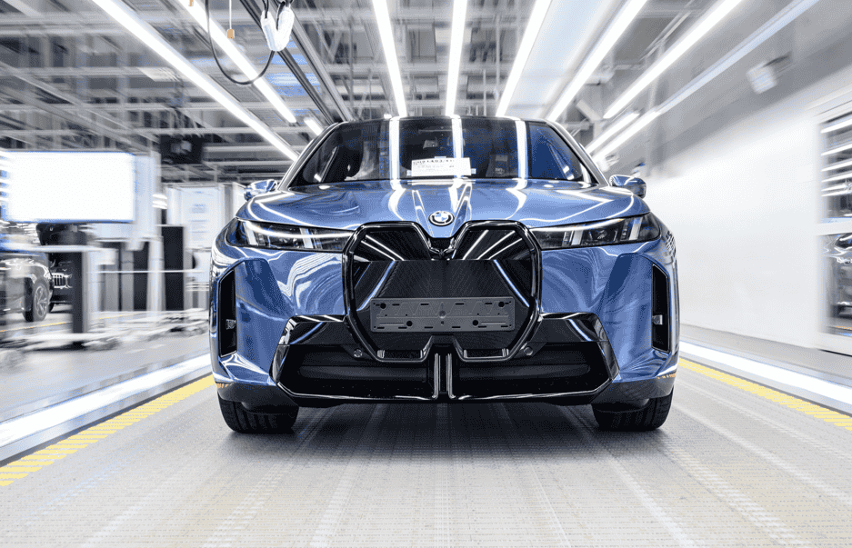 BMW begins production of the updated iX in Dingolfing, featuring 25% more power, a 701 km range, and new M Sport packages, reinforcing its leadership in electric mobility.