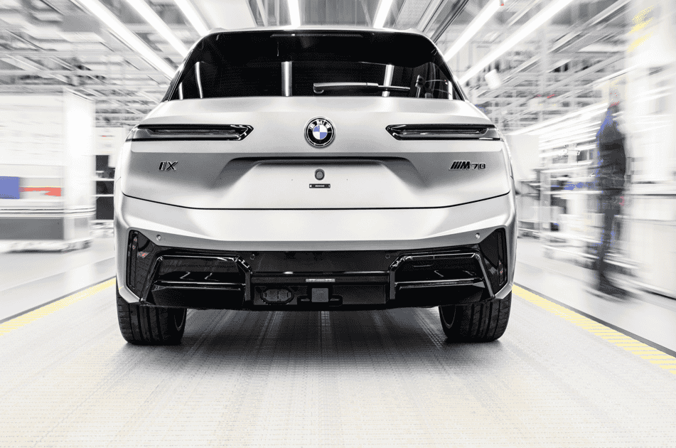 BMW begins production of the updated iX in Dingolfing, featuring 25% more power, a 701 km range, and new M Sport packages, reinforcing its leadership in electric mobility.