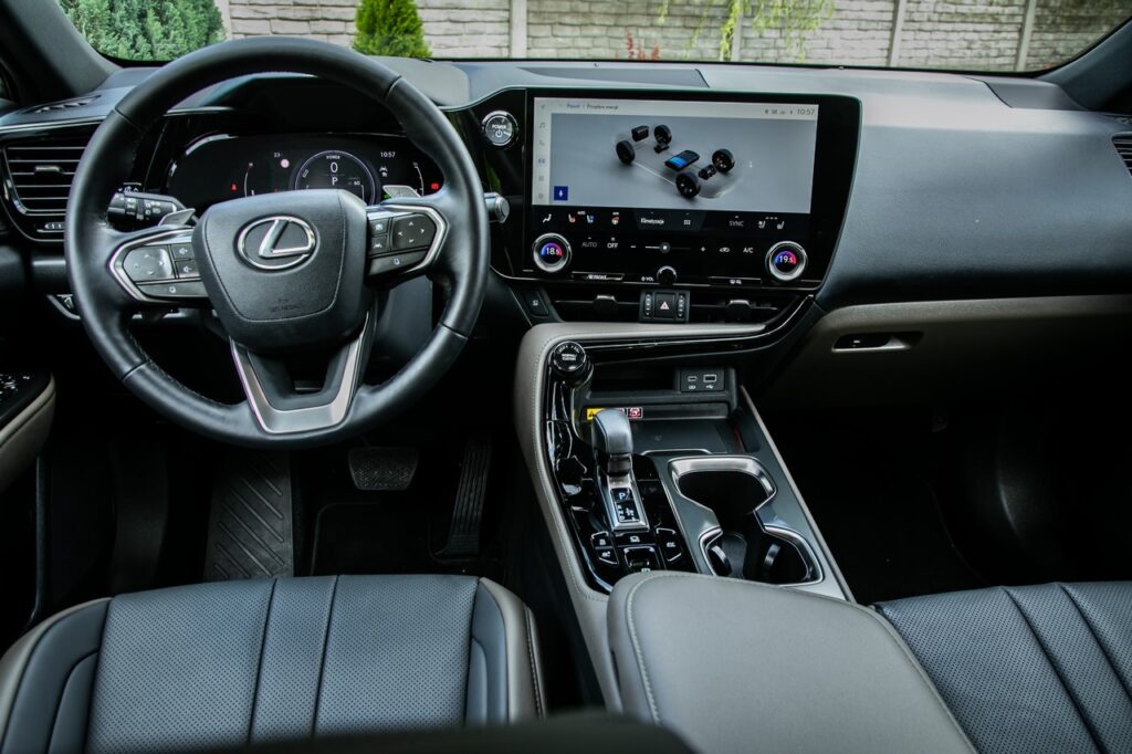 Lexus leads Poland’s premium car market in 2025 with strong private buyer preference, boosted by NX and LBX models dominating D-SUV and B-SUV premium segments.