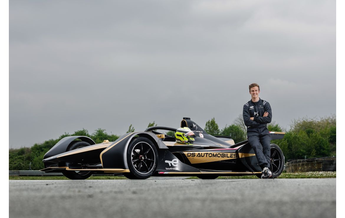 Théo Pourchaire joins DS Performance for a Formula E development program, including tests in the DS E-TENSE FE21 and simulator sessions as part of Stellantis’ young driver plan.